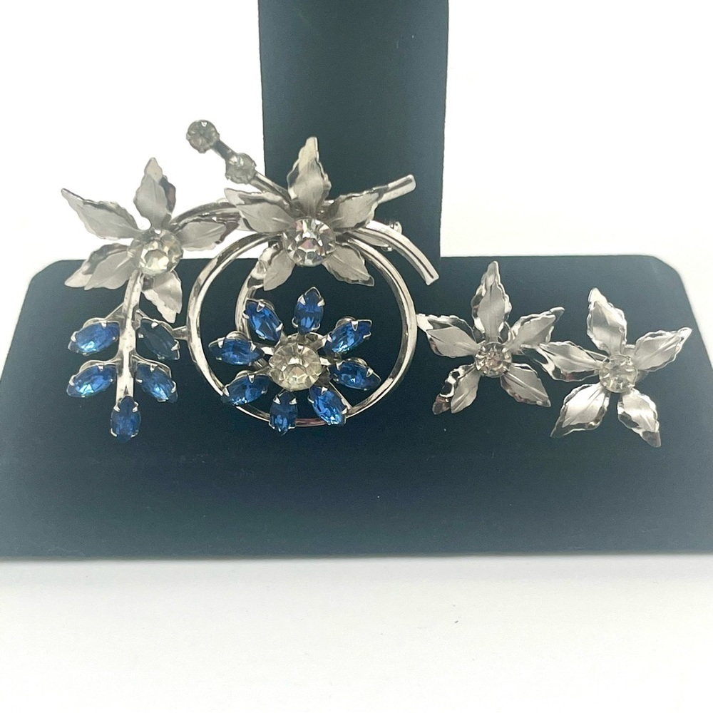 BN Bugbee Niles Blue Rhinestone Brooch & Screw Back vintage Earrings Floral